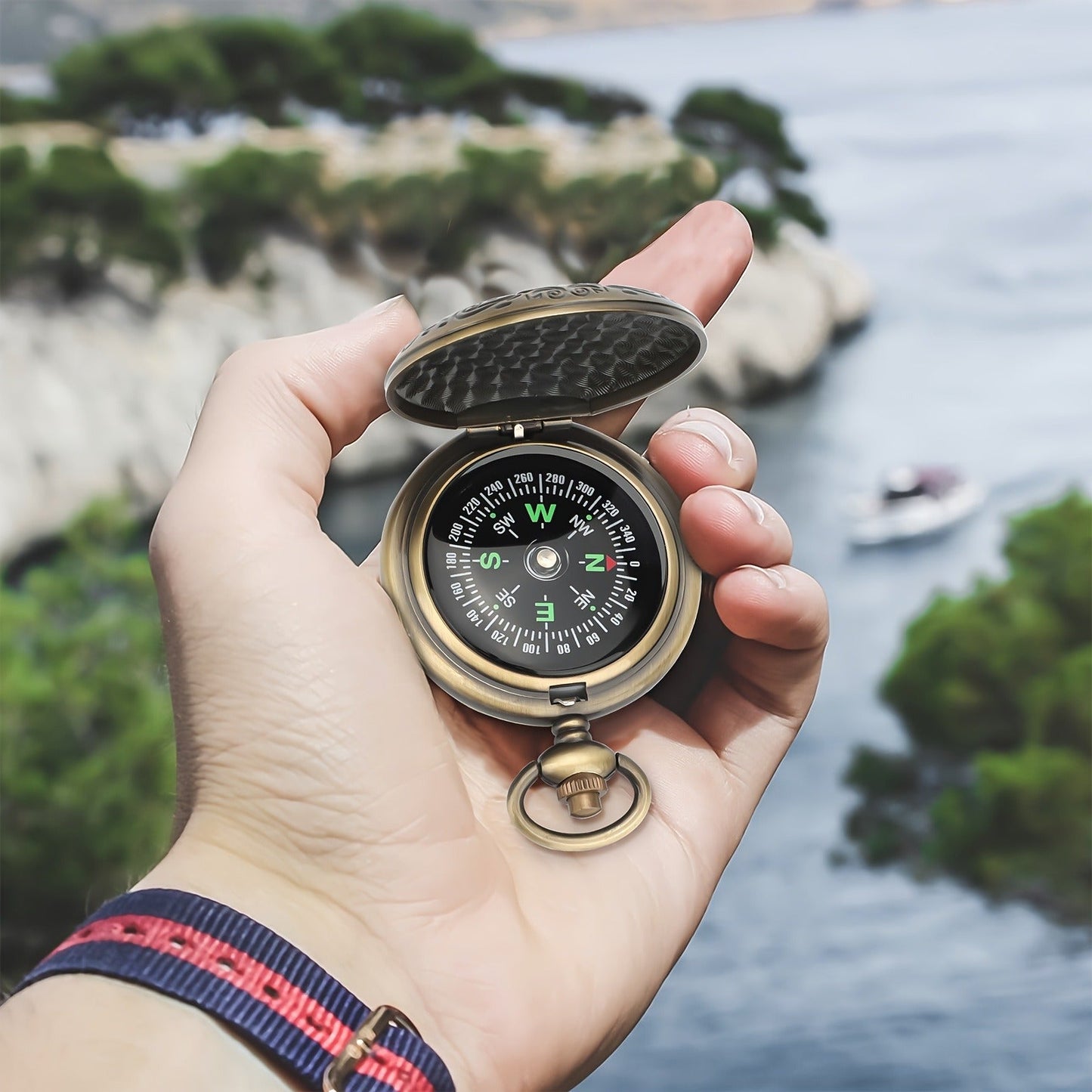 Vintage Pocket Compass Luminous Indicator - Compact Outdoor Navigation Tool for Hiking, Camping, Mountaineering & Adventures, Christmas Gift for Outdoor Enthusiasts