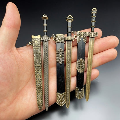 Miniature Metal Swords Set 7pcs Ancient-Inspired Collectible Pendant with Sheath – Military Theme Durable Metal Mini Sword Toy Gift for Anime Game Enthusiasts Ages 14+