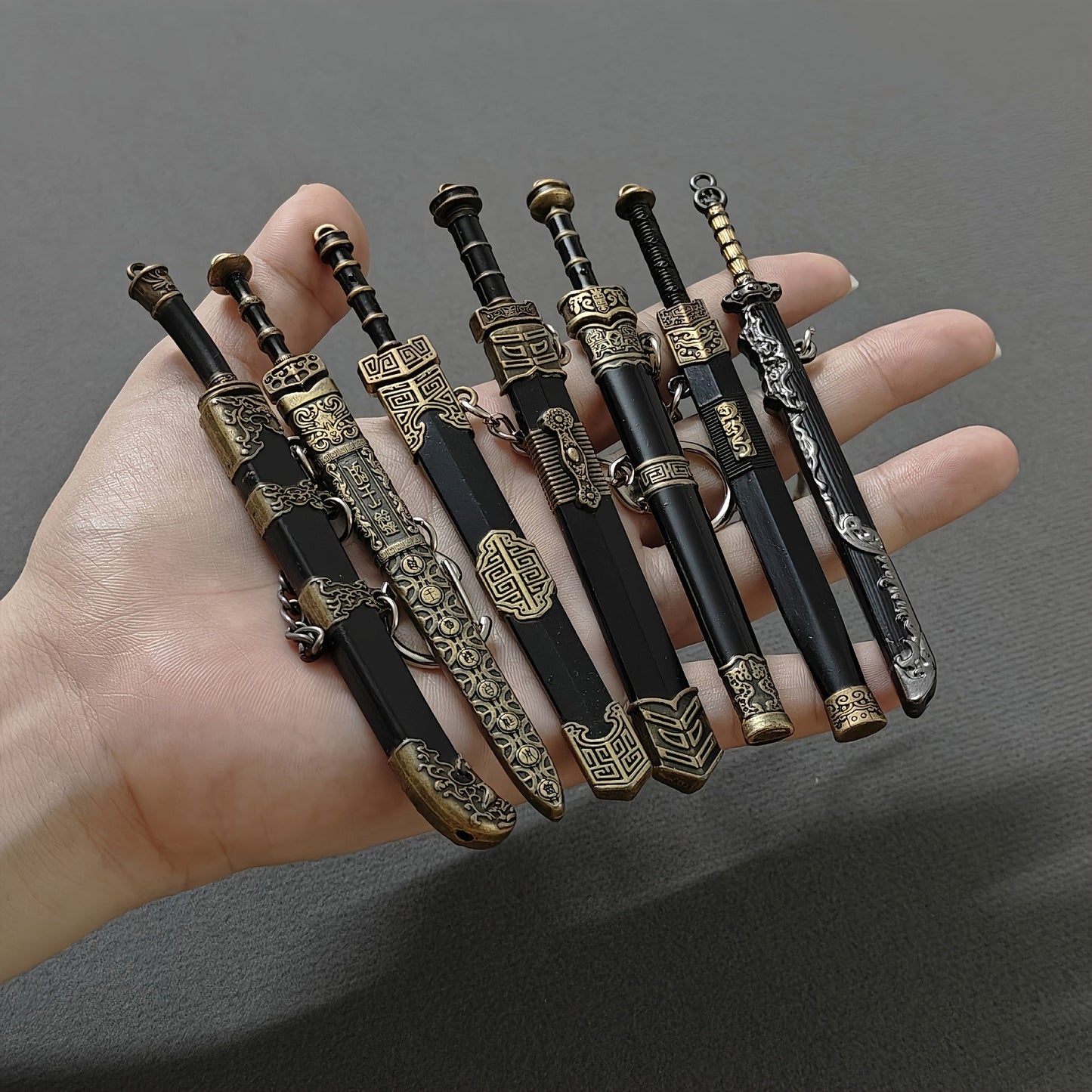 Miniature Metal Swords Set 7pcs Ancient-Inspired Collectible Pendant with Sheath – Military Theme Durable Metal Mini Sword Toy Gift for Anime Game Enthusiasts Ages 14+